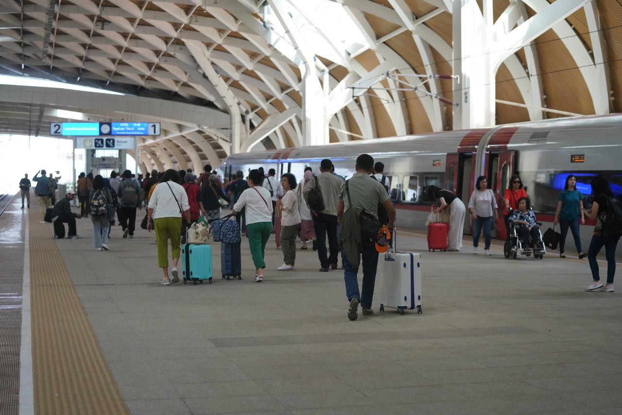 Paket Promo Gratis Kereta Cepat Whoosh ke Destinasi Wisata Bandung Banyak Peminat (FOTO:Dok Ist)