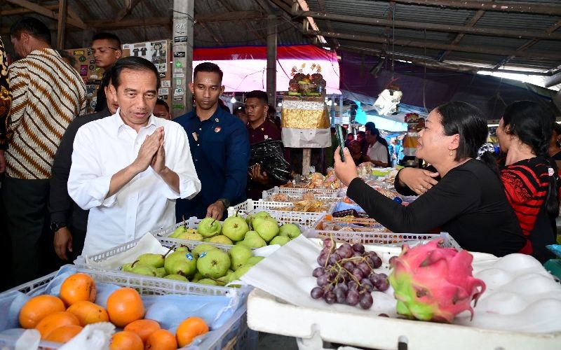 Jokowi Tinjau Pasar Bulan di Gianyar, Dorong Perbanyak Suplai Beras.