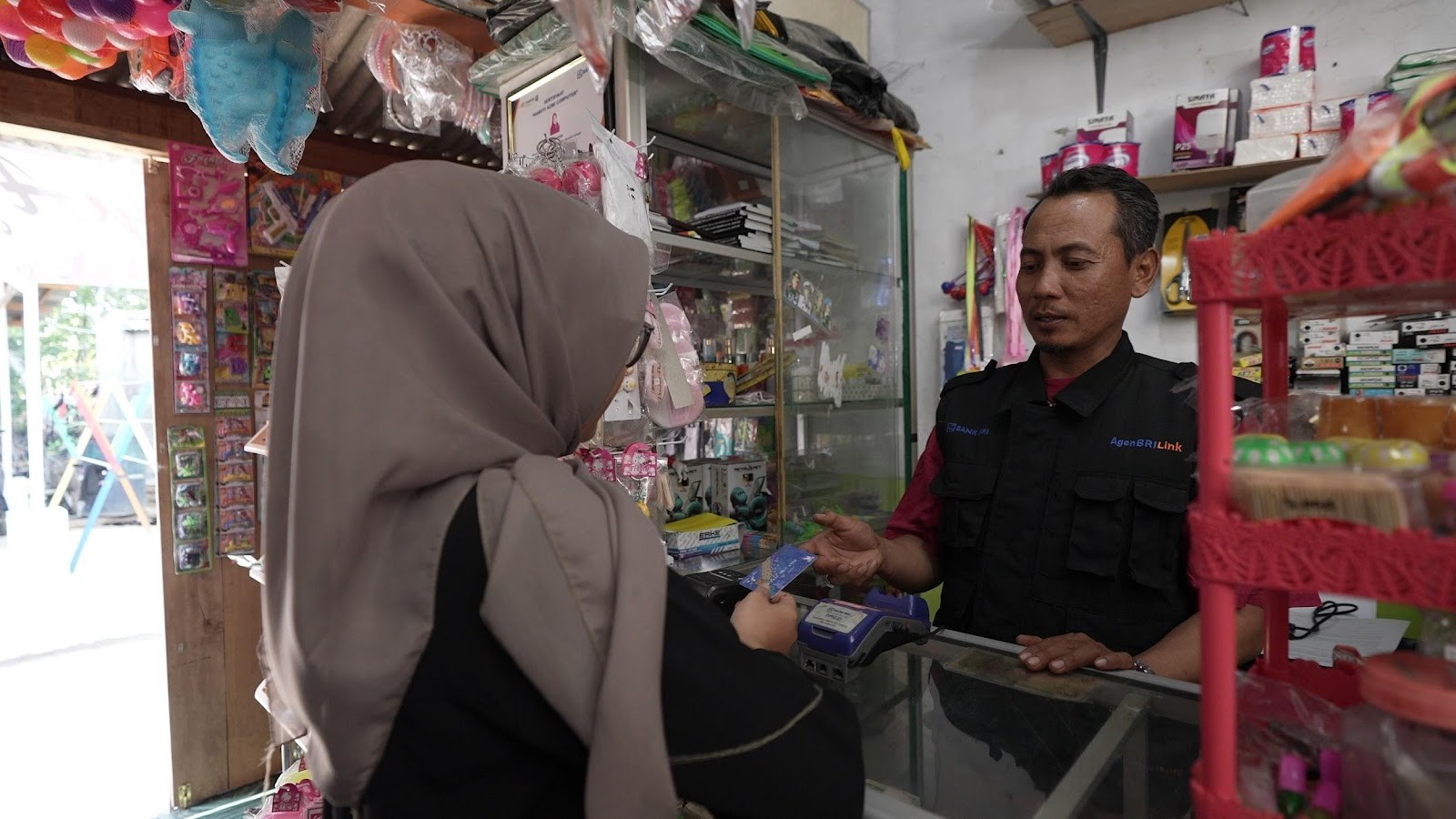 Mudahkan Transaksi Perbankan Warga Desa Hurip Jaya, Ini Kisah Sukses Agen BRILink Hendra Sukmawijaya. (Foto: Sabang Prayogi/MPI)