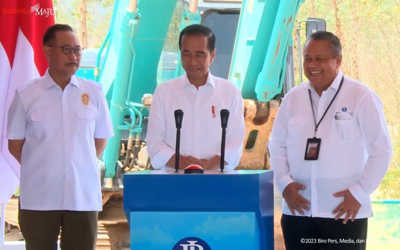 Presiden Jokowi didampingi Gubernur Bank Indonesia, Perry Warjiyo saat groundbreaking kantor Bank Indonesia di IKN, Kaltim (Setkab)