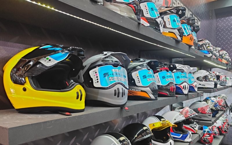 Helm tidak hanya asal digunakan, tapi pastikan juga kondisi helm benar-benar pas dengan seluruh bagian kepala. (Foto: Tangguh Yudha/MPI)