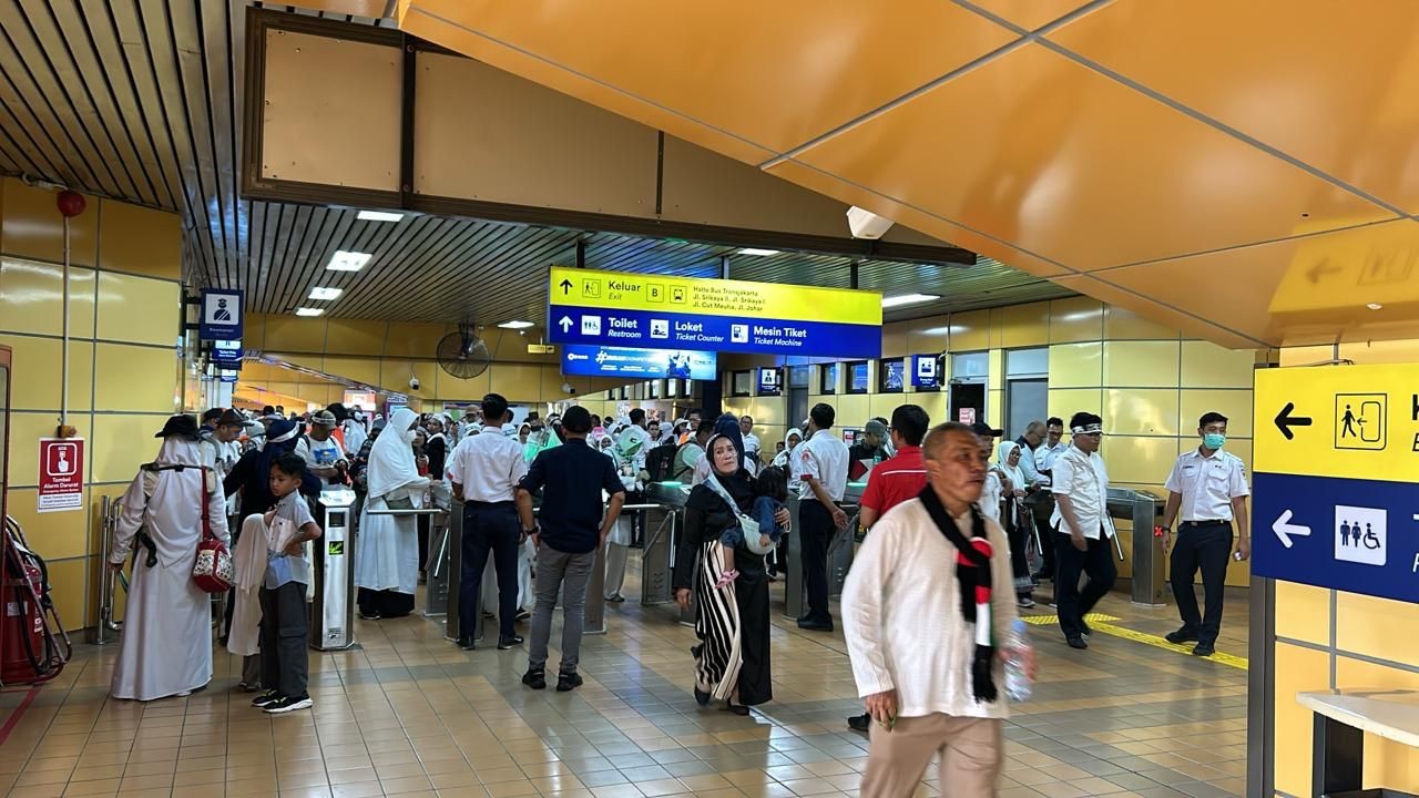 Begini Antisipasi KAI Hadapi Lonjakan Penumpang KRL yang Ikut Aksi Bela Palestina. (Fo