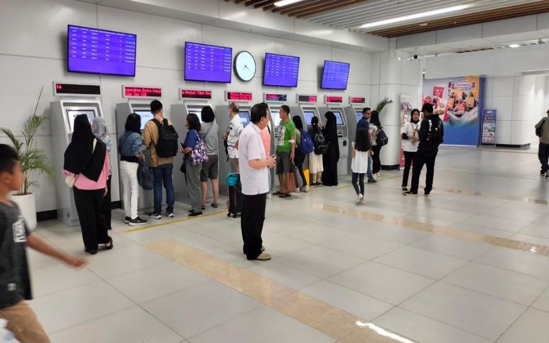 Penumpang Kereta Cepat Whoosh Pecah Rekor, Tembus 18 Ribu  Orang Sehari