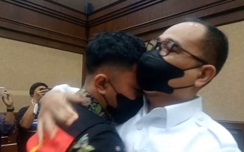 Pejabat Ditjen Pajak Rafael Alun Trisambodo memeluk dan mencium anaknya sebelum menjalani sidang (Nur Khabibi/MPI)