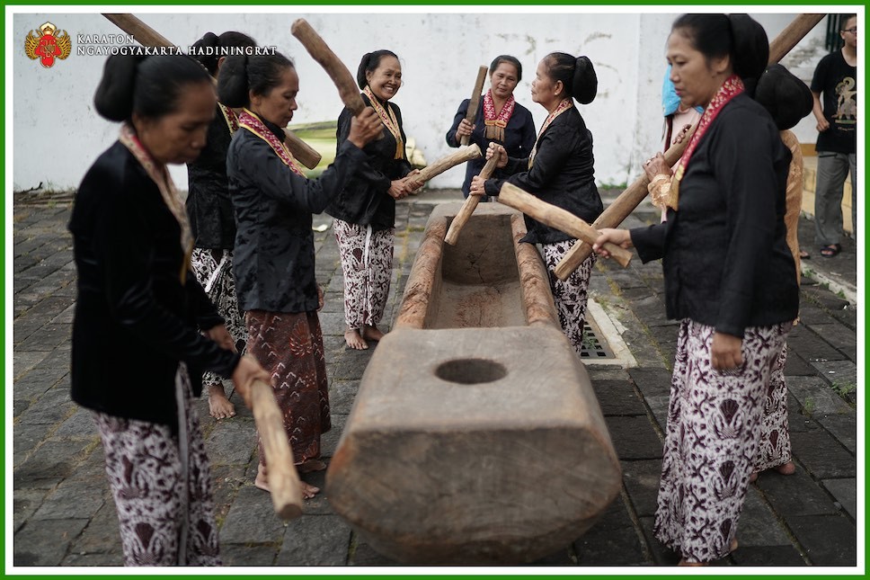 Mengenal Abdi Dalem yang Sering Menggunakan Kebaya Janggan, Pakaian Gadis Kretek. (Foto: Kraton Jogja)