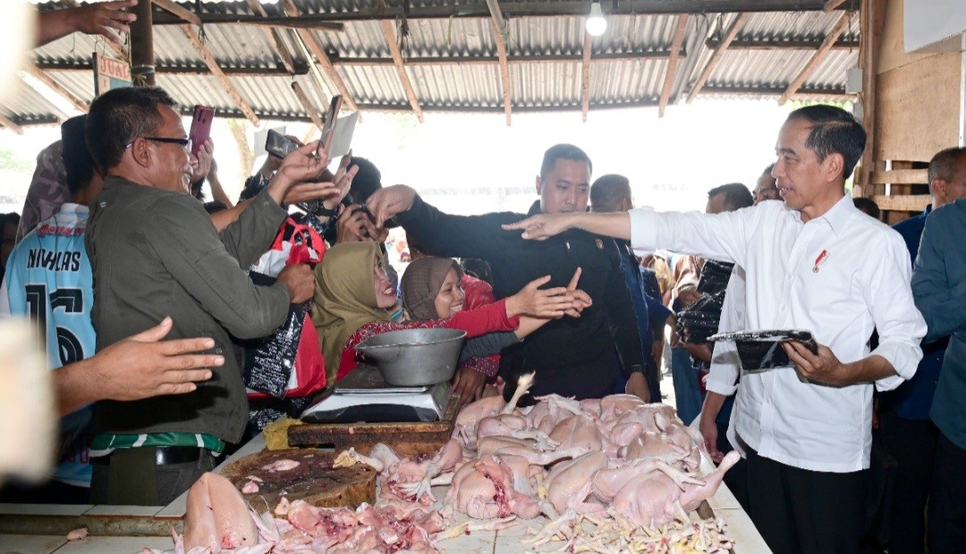 Tinjau Pasar Citeko Purwakarta, Jokowi Sebut Harga Cabai dan Beras Masih Tinggi (FOTO:Dok Ist)