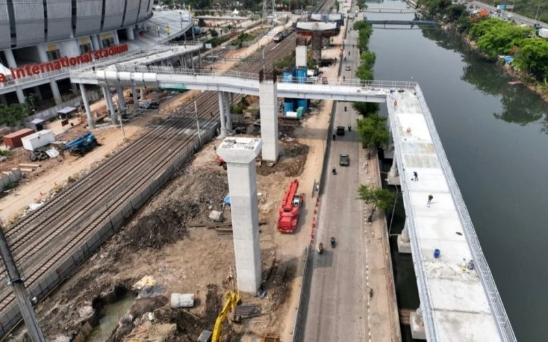 KemenPUPR menyelesaikan pembangunan jembatan penyeberangan orang (JPO) menuju Jakarta International Stadium (JIS). (KemenPUPR)
