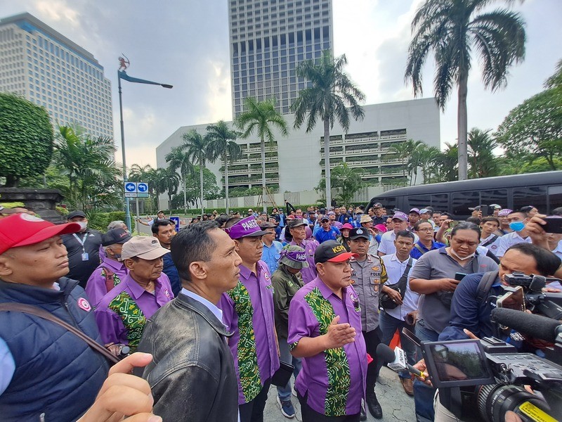 Polemik Hotel Sultan Berlanjut, Serikat Pekerja Geruduk Kantor PPKGBK. (Foto: MNC Media)