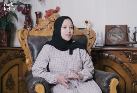 Kisah Sukses dan Suka Duka Pelopor Keripik Kaca, Cemilan Populer khas Ciamis. (Foto: YouTube/Naik Kelas)