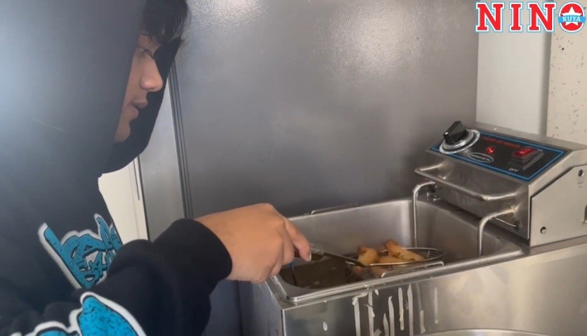 Nino Kuya Jualan Gorengan di AS, Raup Rp17 Jutaan Kurang dari Setengah Jam (FOTO:Dok Youtube Nino Kuya)