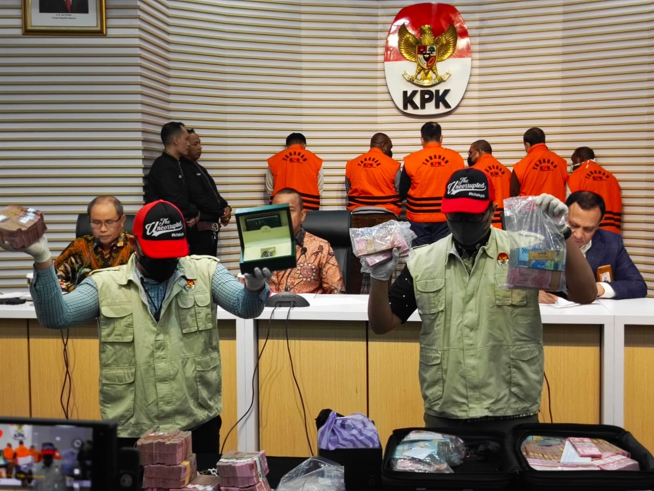 KPK Amankan Uang Rp1,8 Miliar Dan Jam Tangan Rolex Terkait OTT Di Sorong