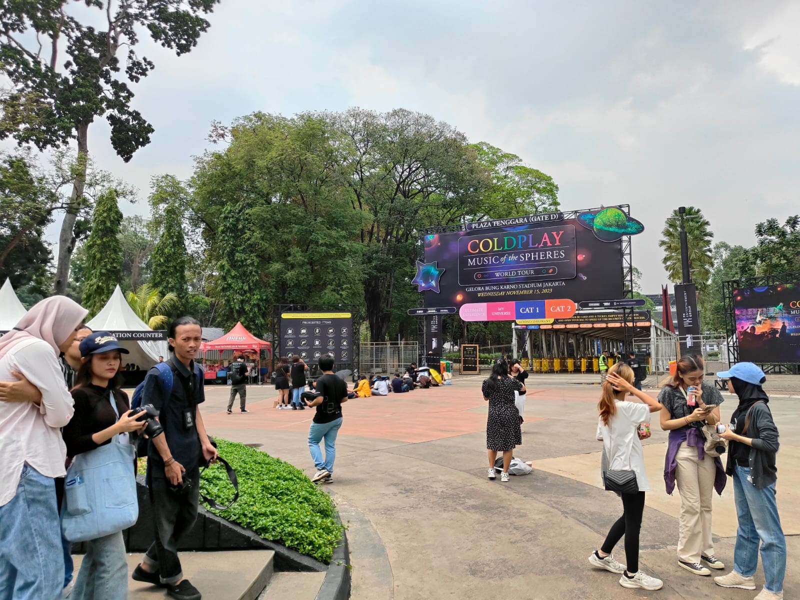 Calo Tiket Masih Berkeliaran jelang Konser Coldplay di GBK Hari Ini. (Foto: Tangguh/MNC Media)