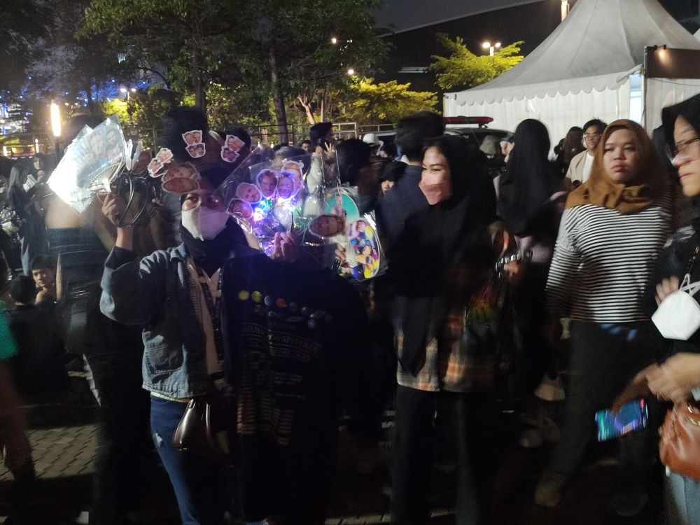 Dalam Empat Jam, Merchandise Coldplay di GBK Laris Manis. Foto: MNC Media.