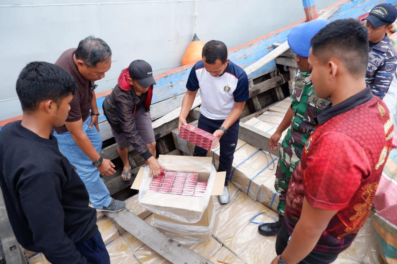 Penyelundupan 350 Dus Rokok Ilegal Senilai Rp1 Miliar Berhasil Digagalkan TNI AL. (Foto Istimewa)