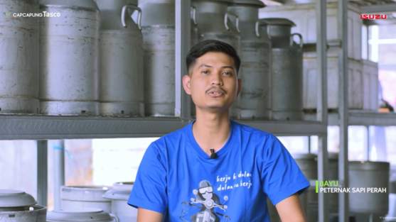 Peternak Muda Hasilkan Omzet Rp5 Miliar dari Susu Murni, Bantu Ortu Lunasi Utang. (Foto: YouTube/CapCapung)