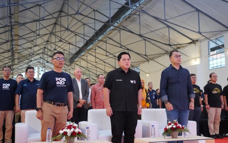 Menteri Badan Usaha Milik Negara (BUMN), Erick Thohir meresmikan merek dan logo baru Pos Indonesia di Pos Bloc Surabaya.