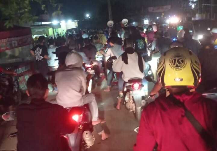 Ratusan Warga Demo Adang Truk Tambang di Parung Panjang. (Foto: MNC Media)