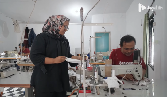 Kisah Sukses Ibu Rumah Tangga Bangun Usaha Konveksi, Bisa Jual Produk hingga ke New York. (Foto: YouTube/JagaLilin)