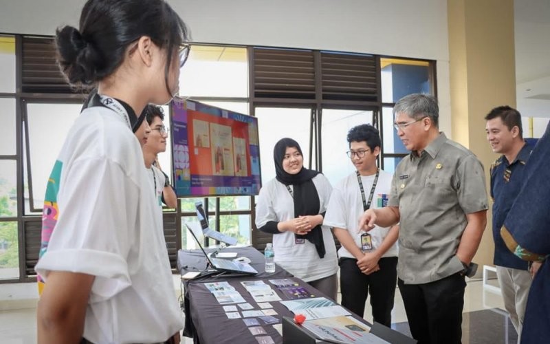 Pj Wali Kota Cimahi Dicky Saromi Saat Meninjau Pelaku Industru Digital Kreatif di Cimahi Techno Park. (Istimewa)