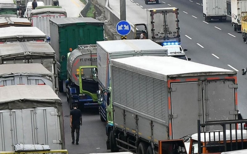 Jalan Tol Jakarta Outer Ring Road East (JORR E) dan Ruas Tol mengalami kemacetan parah. (Instagram/JKTInfo)