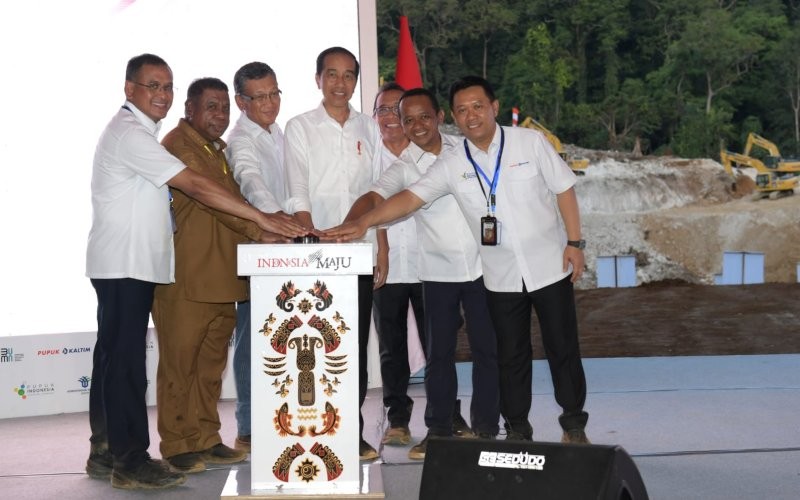 Presiden Jokowi melakukan groundbreaking atau peletakan batu pertama Proyek Strategis Nasional Kawasan Industri Pupuk Fakfak, FakFak, Papua Barat. (Setkab)