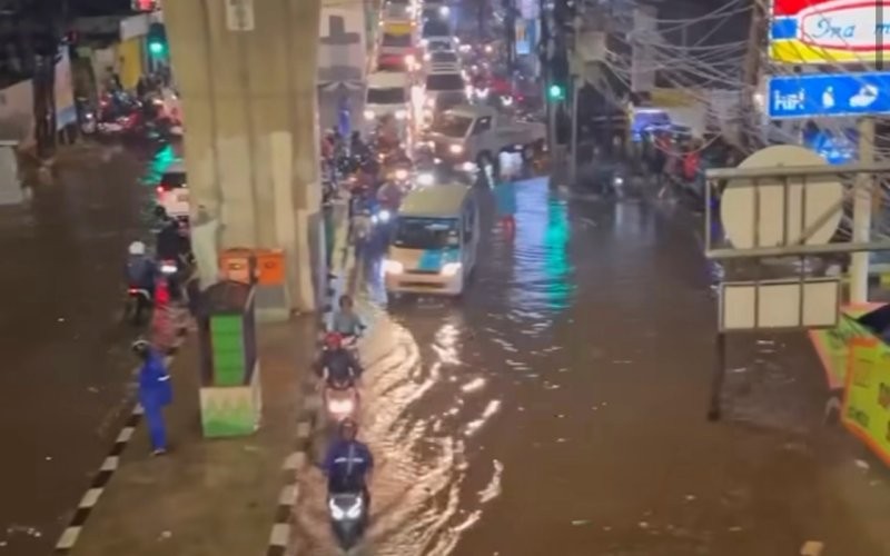 Hujan mengguyur kawasan DKI Jakarta pada Jumat petang (24/11/2023). Akibatnya, sejumlah jalanan tergenang air. (Instagram/JKTInfo)