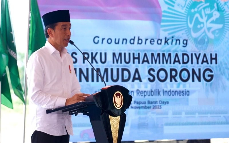 Presiden Jokowi melakukan groundbreaking Rumah Sakit PKU Muhammadiyah Unimuda Sorong, di Kabupaten Sorong, Papua Barat Daya.  (Setkab)