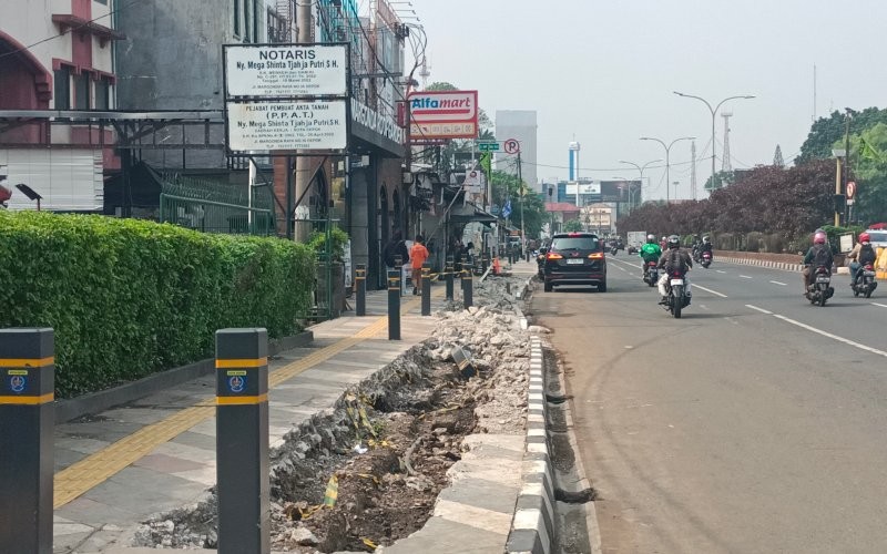 Trotoar di Jalan Raya Margonda, Depok, Jabar, dibongkar. Padahal, trotoar itu belum genap setahun direvitalisasi. (M Revi Sandi/MPI)