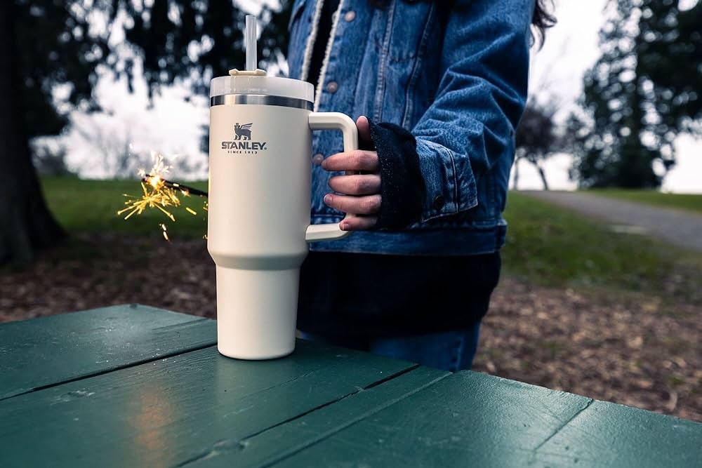 Masih Tergolong “Murah”, Cek Harga Tumbler Stanley yang Viral Terkunci Saat Kebakaran Mobil. (Foto: Harga Tumbler Stanley yang Viral)