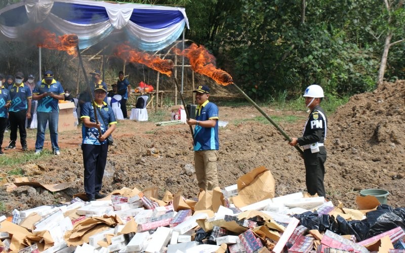 Kantor Pengawasan dan Pelayanan Bea dan Cukai Tipe Madya Pabean, Bandarlampung memusnahkan 29 juta batang rokok ilegal berbagai merek. (Ira Widya/MPI)
