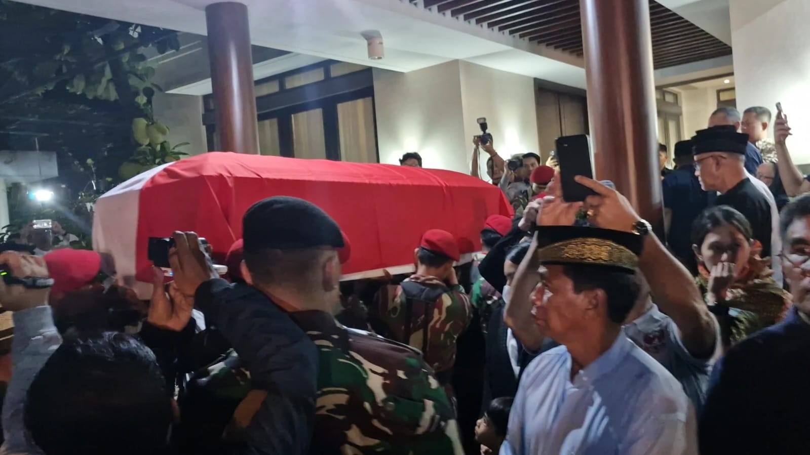Jenazah Doni Monardo Tiba di Rumah Duka, Bakal Dilepas secara Militer Besok. (Foto: Rifqi Herjoko/MNC Media)