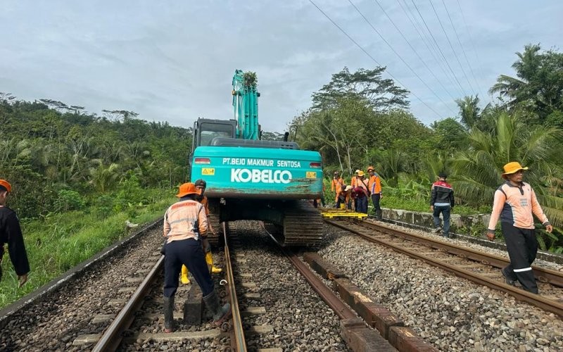 Perjalanan kereta api dari stasiun Daop 6 Yogyakarta mengalami gangguan akibat adanya tanah longsor. (Erfan Erflin/MPI)