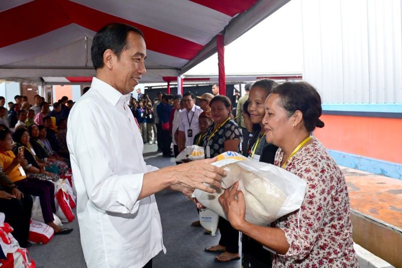 Jokowi Bagikan Beras dan Janjikan Bantuan El Nino Rp400 Ribu ke Warga NTT. (Foto: MNC Media)