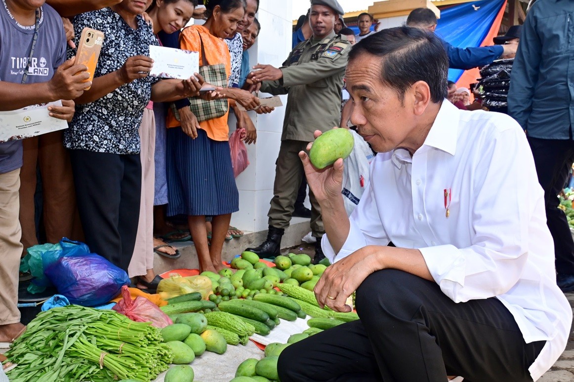 Jokowi Temukan Harga Cabai dan Bawang di Pasar Danga NTT Lebih Murah dari Pulau Jawa. (Foto Setpres)