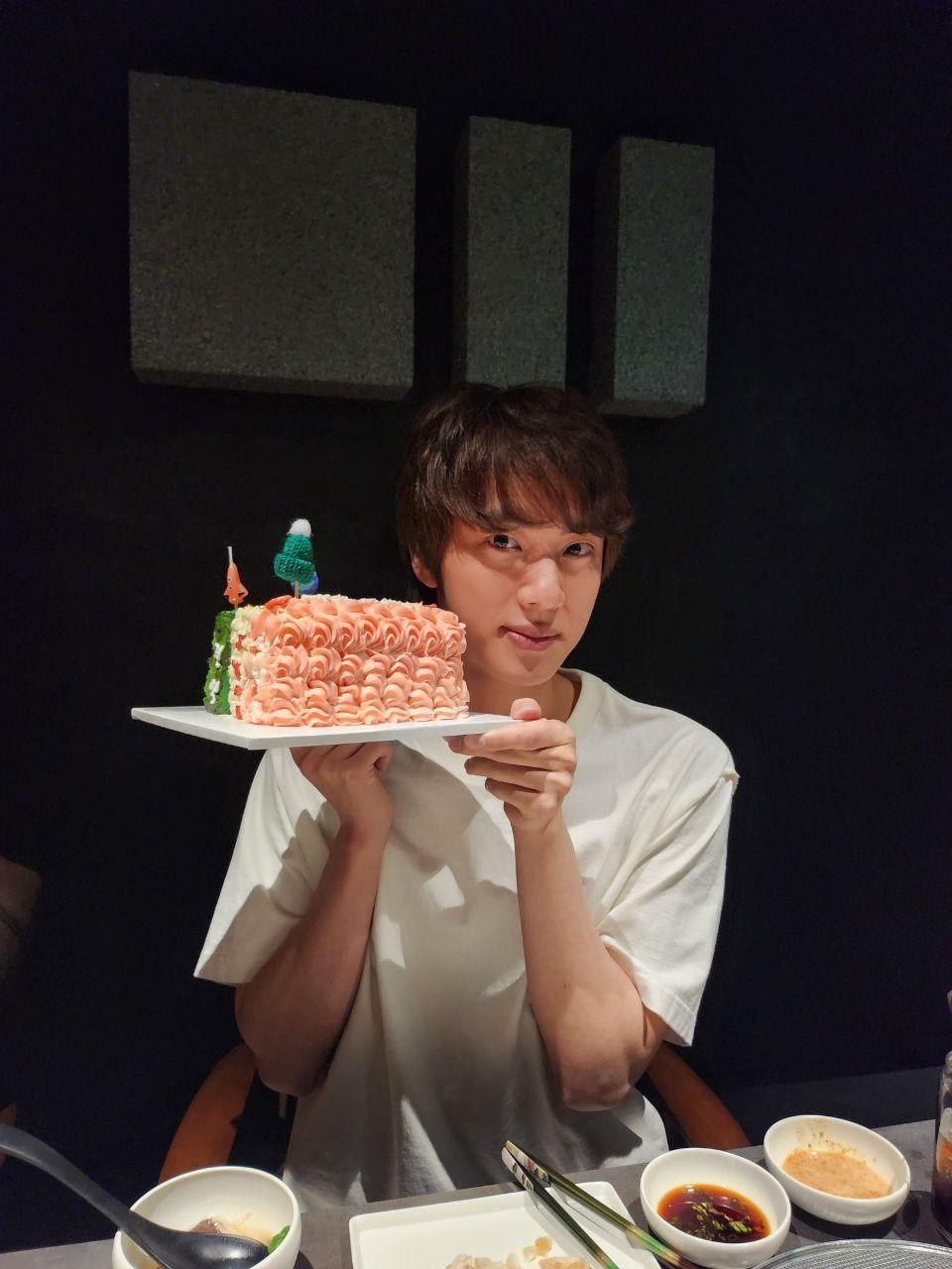 Estimasi Harta Kekayaan Jin BTS: Ratusan Miliar, Pegang Saham HYBE Ribuan Lembar. (Foto: Weverse)