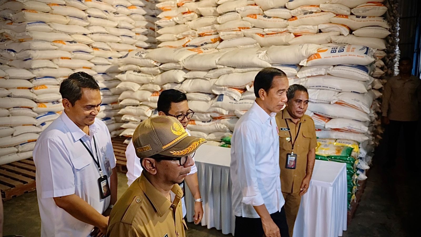 Jokowi Perintahkan Bulog Tambah Pasokan Beras hingga 3 Juta Ton.(Foto: Biro Pers Setpres)