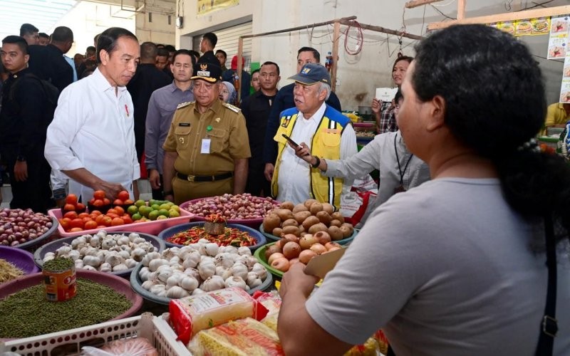 Presiden Jokowi mengunjungi Pasar Oebobo, Kota Kupang, Provinsi Nusa Tenggara Timur. Dalam kunjungannya, Jokowi mengecek harga bawang merah. (Setkab)