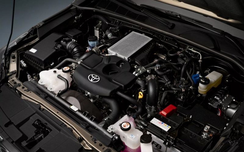 Toyota Hilux Hybrid 2024 resmi meluncur. Pikap elektrifikasi pertama ini diklaim memiliki tenaga yang lebih besar dengan efisiensi bahan bakar alias iris BBM. (Foto: Carscoops)