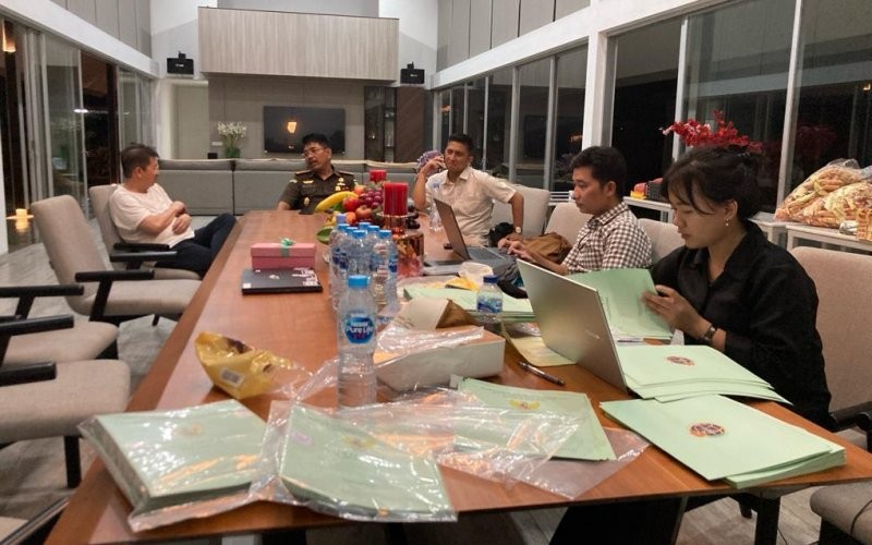 Penyidik Direktorat Penyidikan Jaksa Agung Muda Bidang Tindak Pidana Khusus (Jampidsus) Kejaksaan Agung melakukan penggeledahan (Irfan Ma'ruf/MPI)