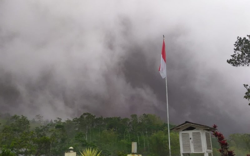 Gunung Merapi kembali meluncurkan awan panas pada Jumat sore (8/12/2023).