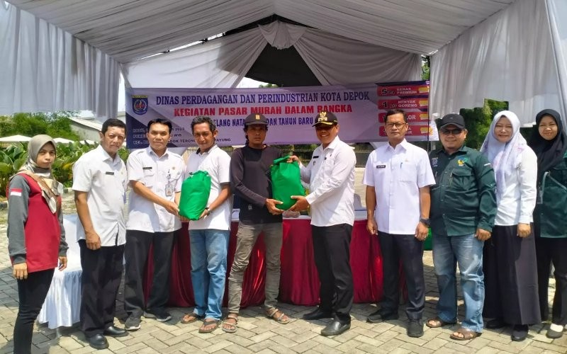 Pemkot Depok menggelar operasi pasar murah di 11 titik. Ini dilakukan untuk menekan lonjakan harga bahan pokok menjelang Natal dan Tahun Baru. (M. Refi Sandi)