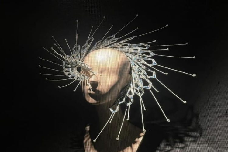 Hebat, Headpiece Karya Desainer RI Dipajang di Museum Paris. Foto: IG Rinaldy Yunardi