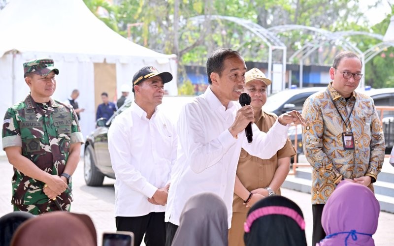 Presiden Jokowi menyalurkan bantuan langsung tunai (BLT) El Nino kepada sejumlah penerima manfaat di Kantor Pos Pekalongan.