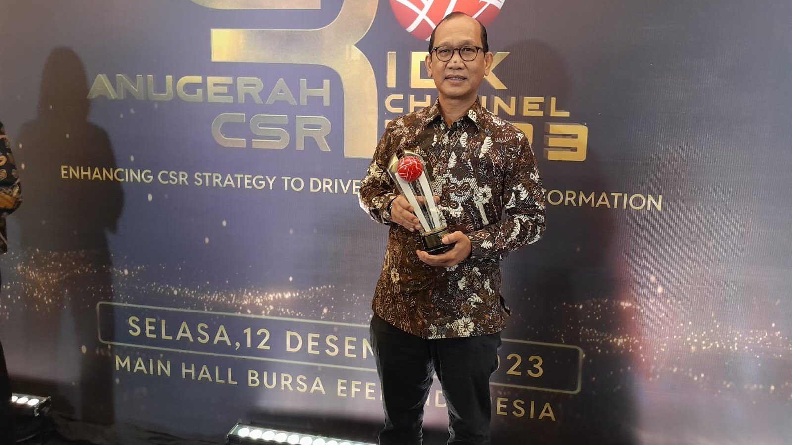 Si Asih Antar Cita Mineral Raih Penghargaan di Anugerah CSR IDX Channel 2023 (foto: MNC Media)