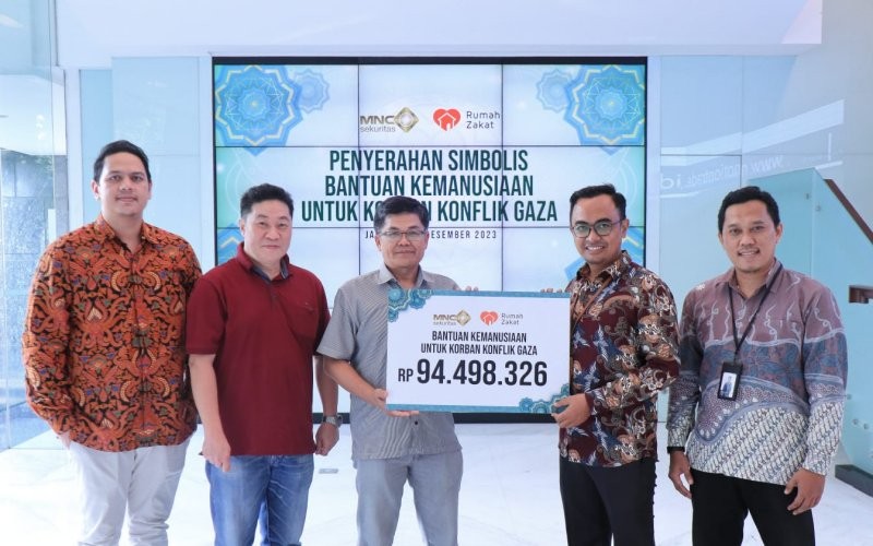 MNC Sekuritas secara resmi menyerahkan bantuan kemanusiaan untuk korban konflik Gaza senilai total Rp94.498.326 kepada Rumah Zakat Indonesia (MNC Media)