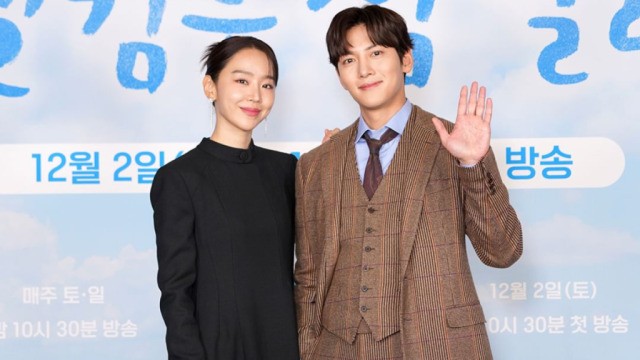 Intip Harga Outfit Shin Hae Sun dalam Press Conference Drakor Welcome to Samdalri. (Foto: KPop Chart)  