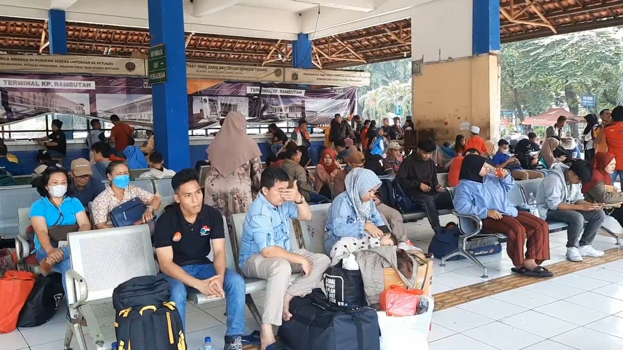 Terminal Kampung Rambutan Dipadati Pemudik hingga 30 Persen jelang Nataru. (Foto: Farhan/MNC Media)