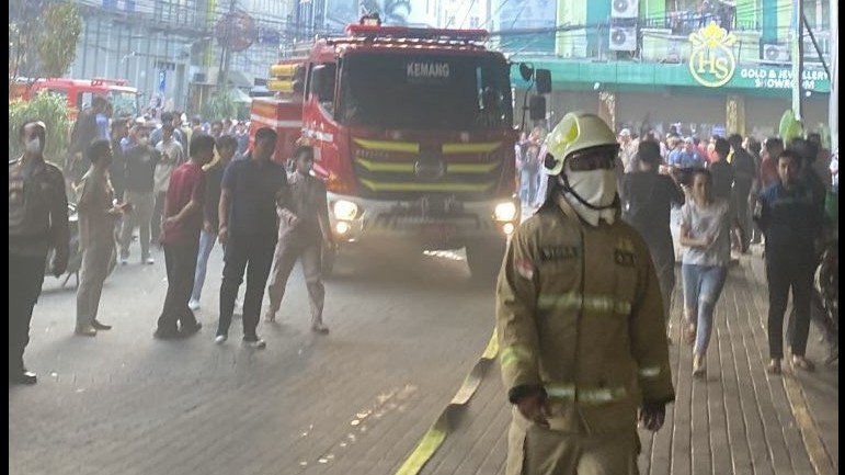Kebakaran Rooftop Blok M Square, Api Diduga Berasal dari Kabel Terbakar. (Foto X @humasjakfire)