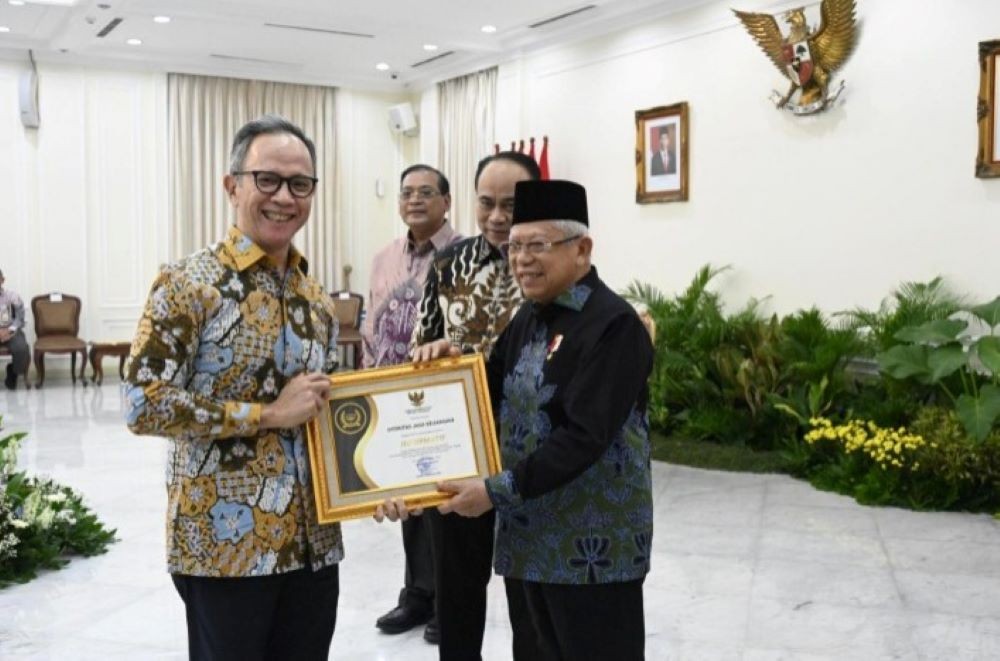OJK Raih Predikat Badan Publik Informatif Terbaik 2023. Foto: dok. OJK.