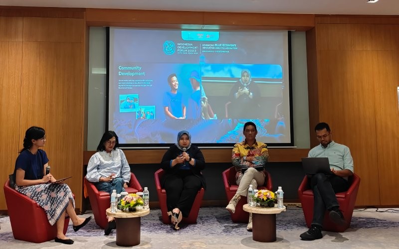 Bisnis ekonomi biru di Indonesia perlu dikembangkan, lantaran tidak terbatas pada bidang perikanan saja.